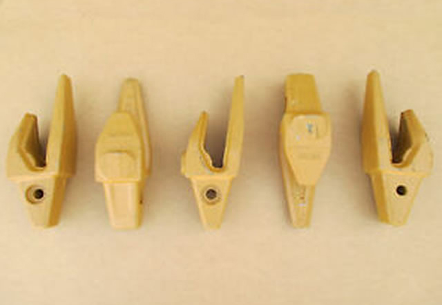 Adaptadores de dientes de cucharón atornillados frente a adaptadores de dientes de cucharón soldados